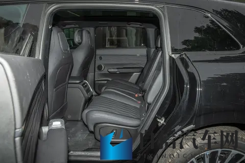 体验2025款星纪元ET纯电版 Max城区辅助驾驶：科技与舒适并存-3