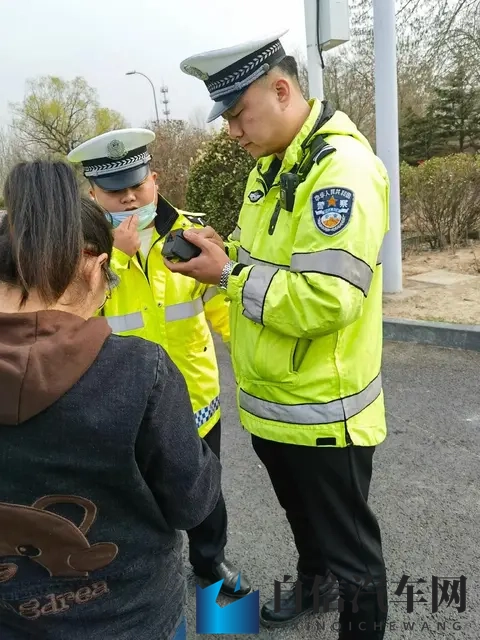 打扑克又疼又叫的软件：智能驾驶新突破：安全出行好帮手-2