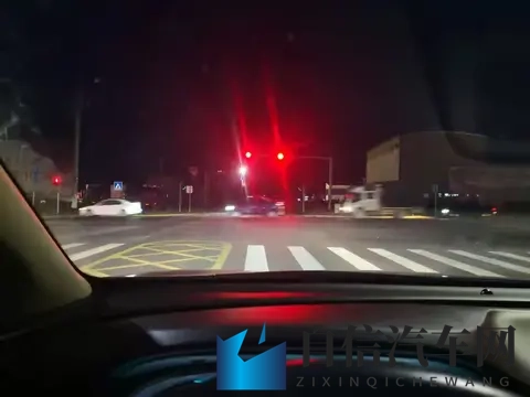 等绿灯有必要挂N挡吗？吃过亏的司机都这样做，安全又不伤车！-2