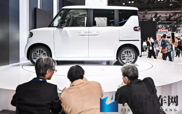 美女被艹APP：性感女神意外遭遇APP陷阱-1