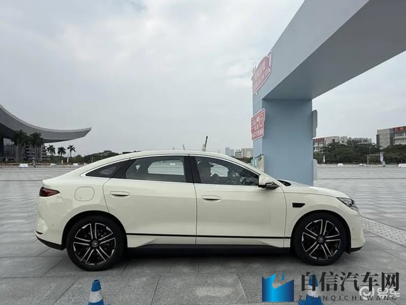 艳女app：汽车迷必备：揭秘新平台，畅享汽车资讯盛宴-1