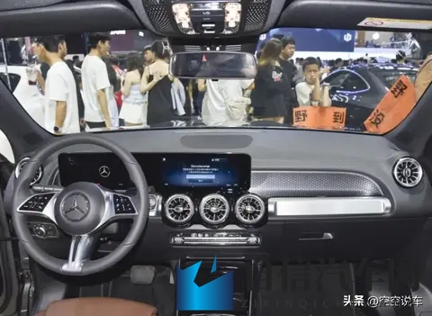 奔驰沦为“价格屠夫”！从31万跌至17万，双天窗+20T，还配大7座-3