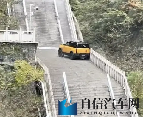 奇瑞风云X3L挑战天门山失败 爬天梯挑战以撞坏护栏告终-1