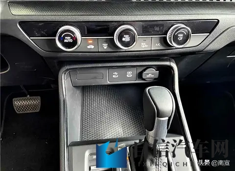 一女三黑人玩4P惨叫A片:黑人三男与一女激情互动,场面惊悚引发尖叫-3