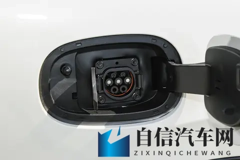 男人捅女人软件：汽车软件创新，安全驾驶新体验-2